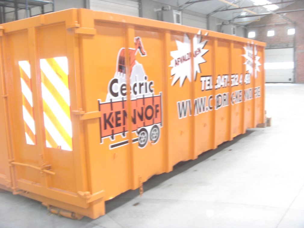 Afvalcontainer van Cedric Kennof op een werf