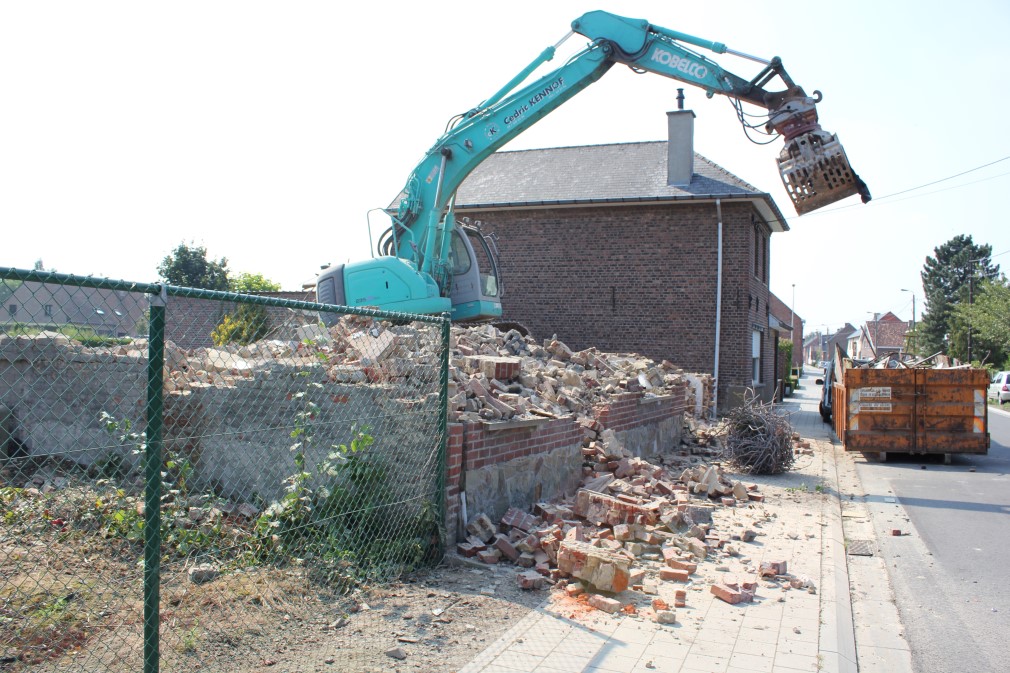 Grondwerken en afvalcontainer op een werf van Cedric Kennof